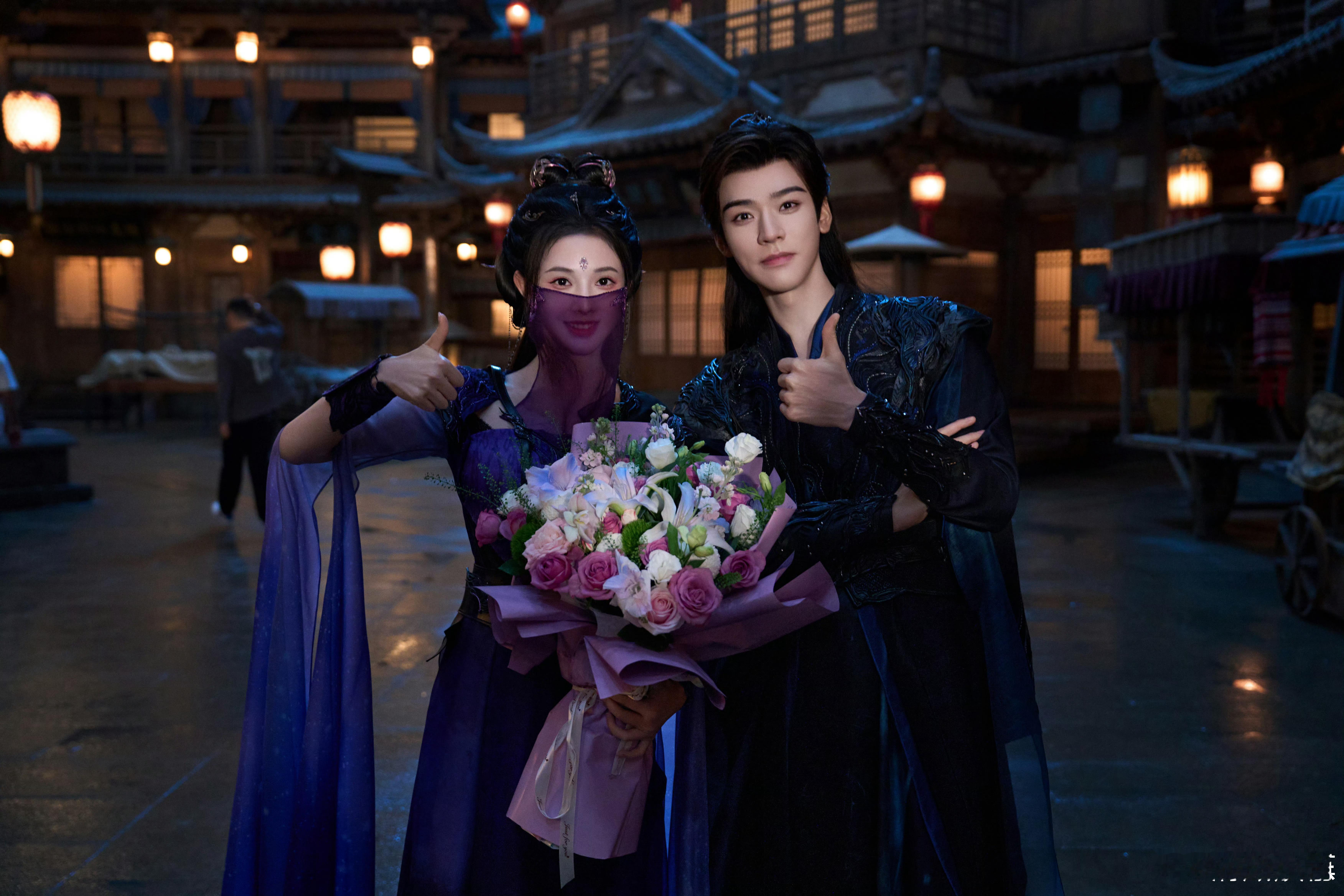 #彭小苒发了和龚俊合照#龚俊 彭小苒新剧《暗河传》杀青啦！帅哥美女站在一起好养眼