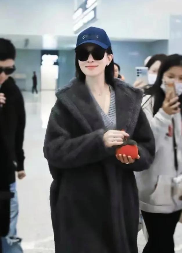 佘诗曼的机场私服，把“松弛感”焊在了身上！
 
一件深灰色的羊羔毛大衣，内搭简约