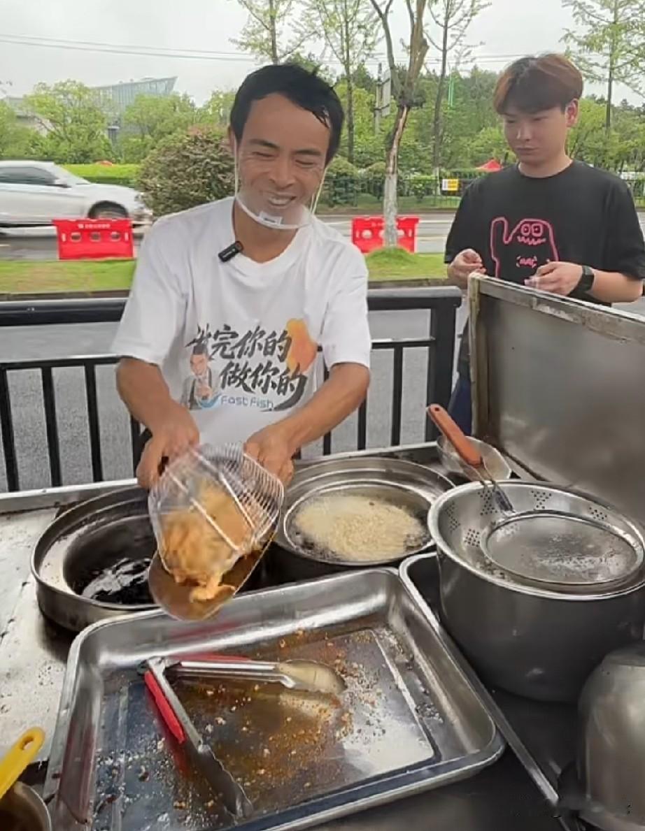 鸡排哥李俊永热潮褪去，又开始了景德镇五中门口摆摊位，鸡排还是原来的价格，给学生优