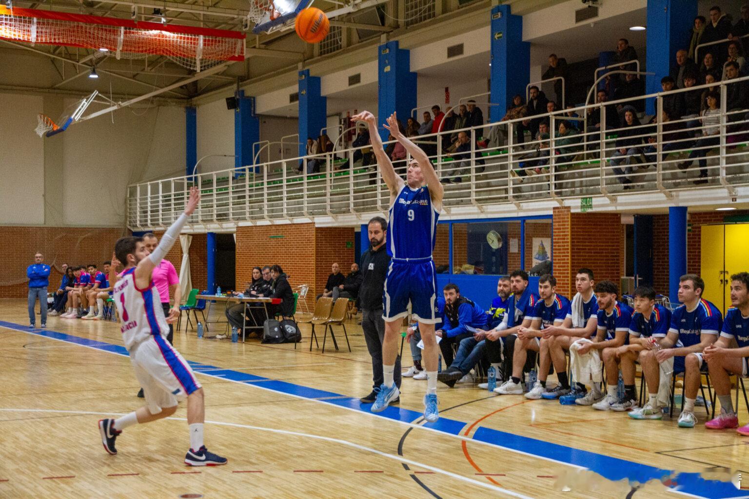 辽宁男篮辽篮张峻豪西班牙联赛 官方发布的最近两场比赛的有小豪的图片。图一：上上场