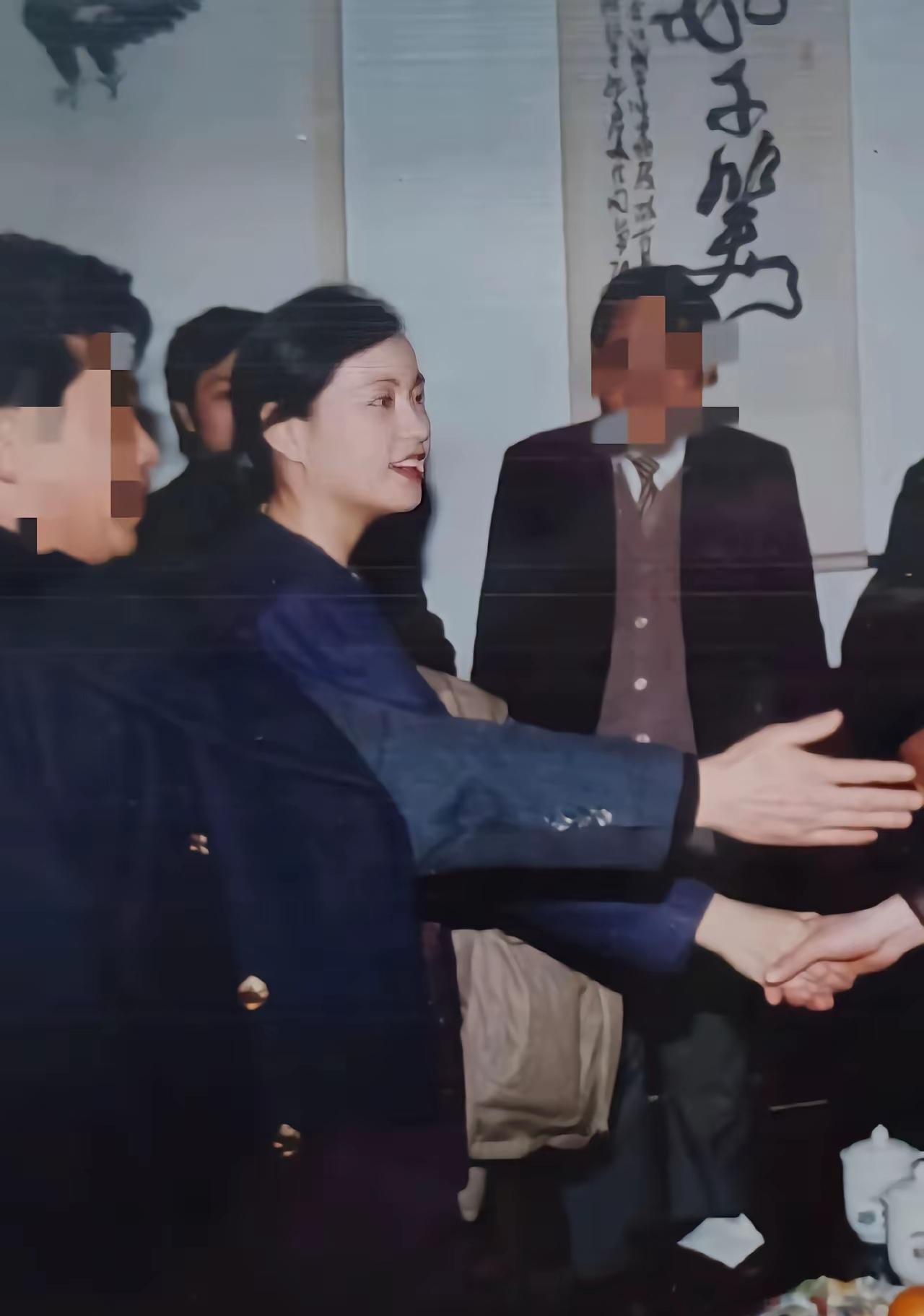 这是三四十多年前刘晓庆工作或者之余的社交状态，是不是很棒？像不像御姐？刘晓庆在人