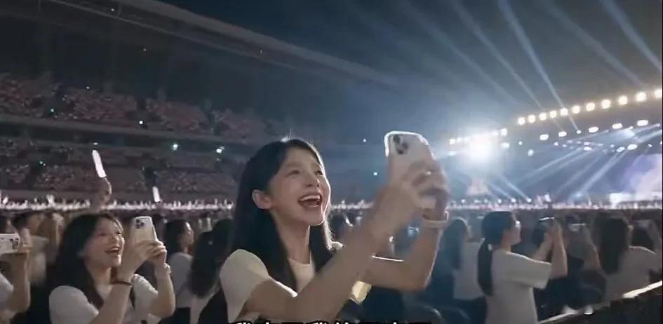 江西女孩赴香港看演唱会全家人被取消低保事件引发网友热议。都在讨论女孩有没有错，有