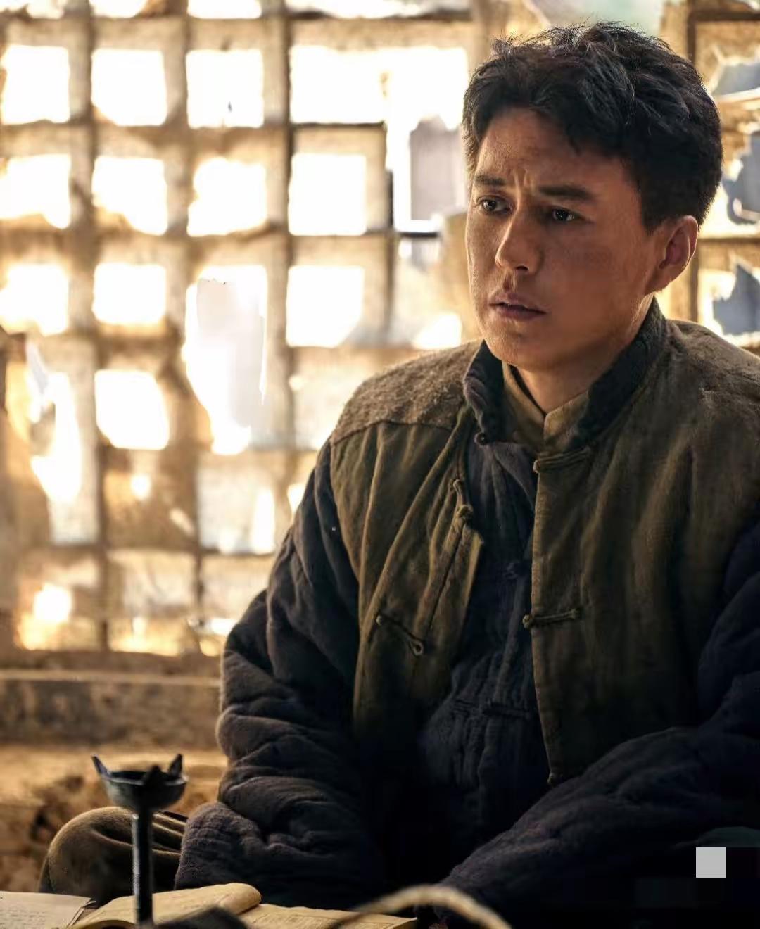 现在，娱乐圈最郁闷的明星
可能就是靳东了，他不是郁闷没戏拍
也不是郁闷太忙了，而