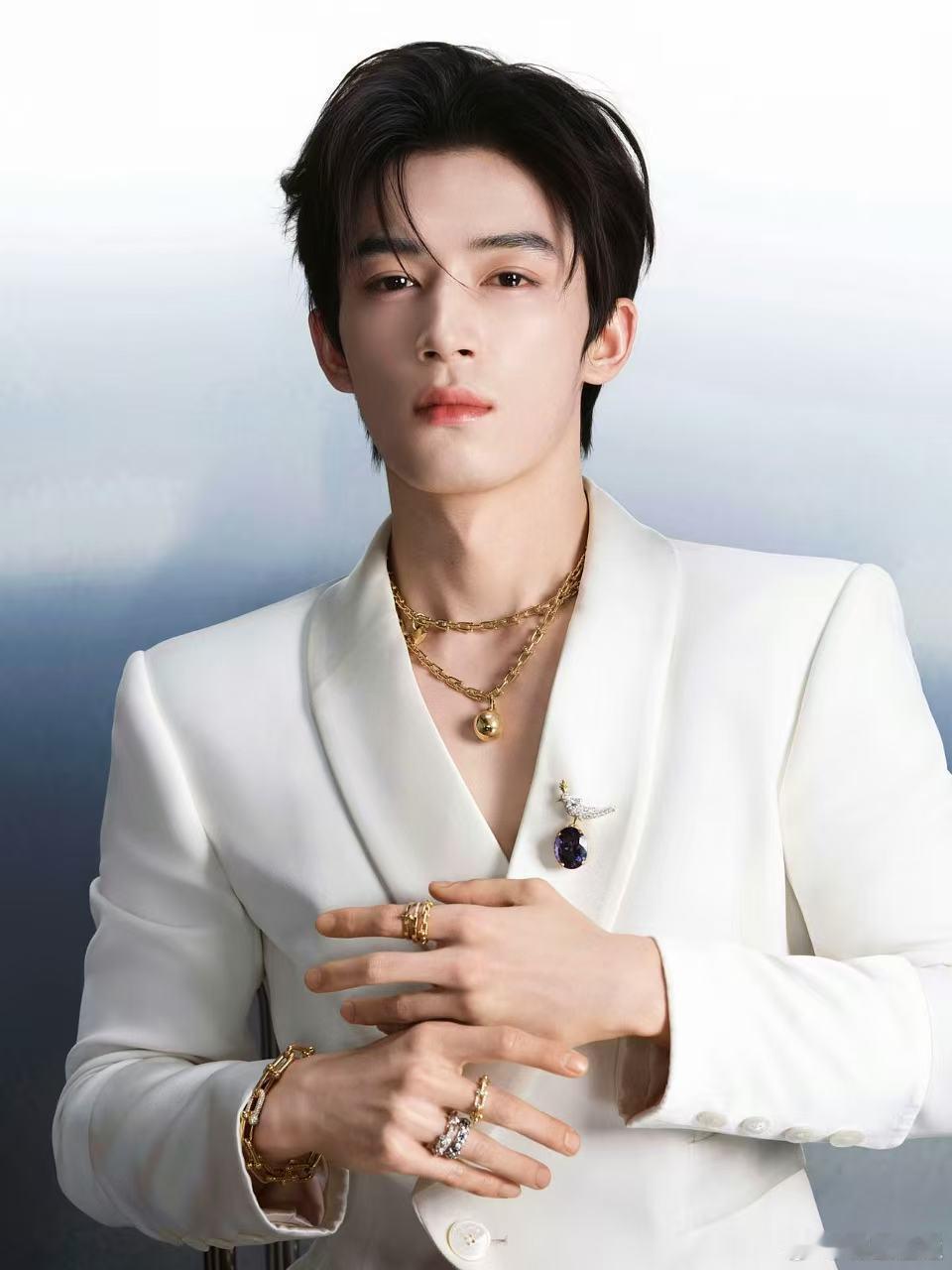 王星越告白进组 王星越无缝衔接新剧组，周京泽的故事即将启程，《唐宫奇案》也近在眼