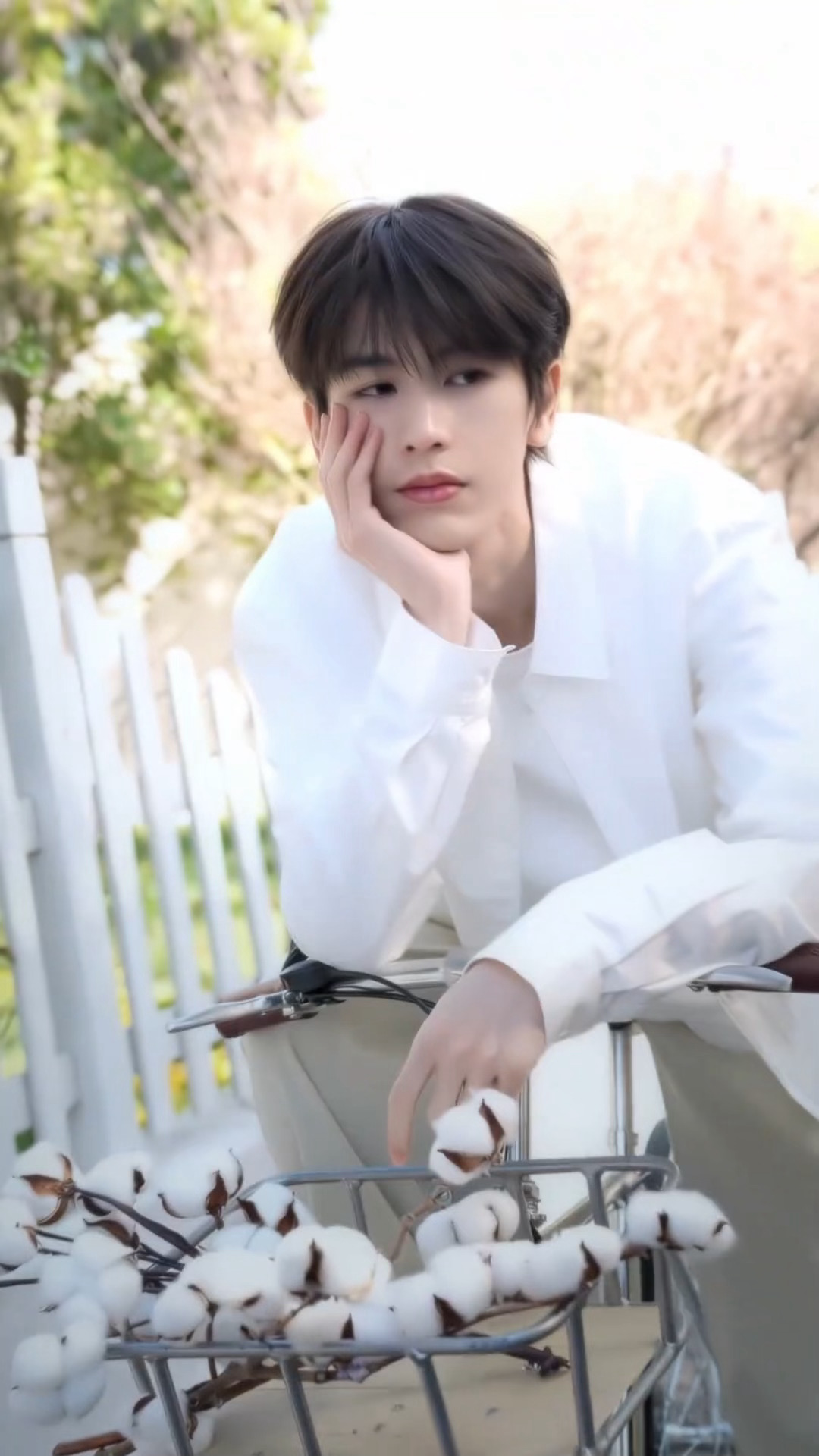 张凌赫丨我真幻视何苏叶了🍃 张凌赫演这段前跟导演聊到凌晨三点 谢征吻完眼里不是