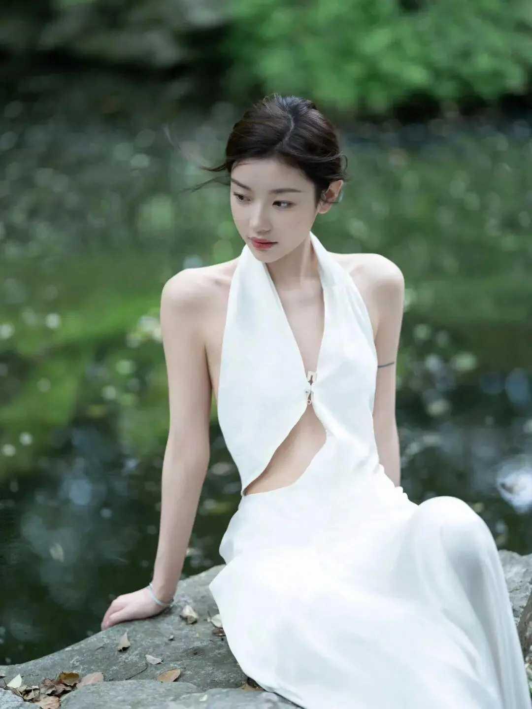  水畔白裙，清风入怀。美背是最佳吗？