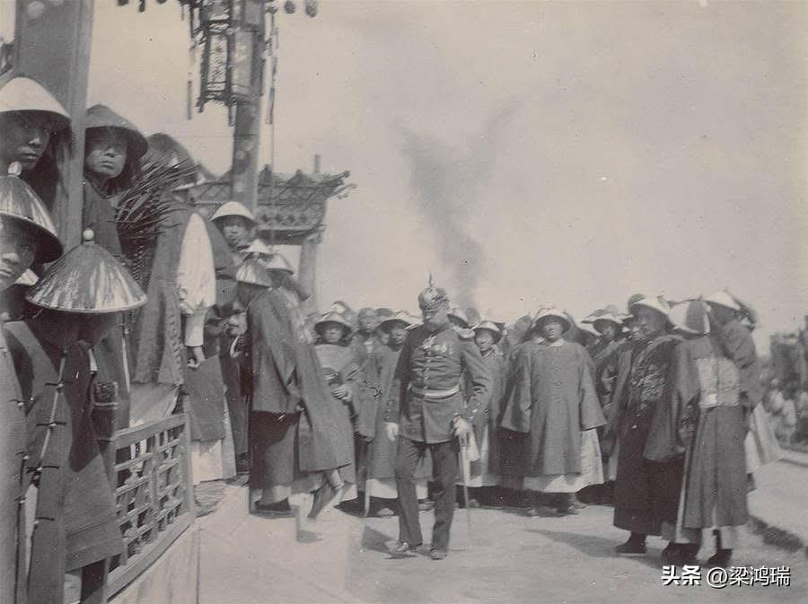 清朝官员在火车站迎接八国联军统帅瓦德西，瓦德西在众多官员的簇拥下前行，凸显清廷对