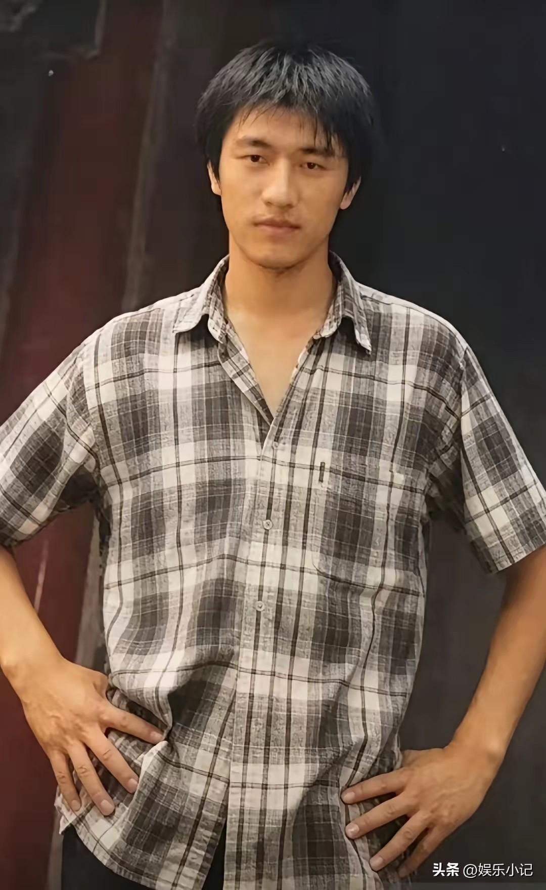 谁还记得大学时期的张雪峰长什么样？那时候他没穿上百元的西服，头发也不是现在这样一