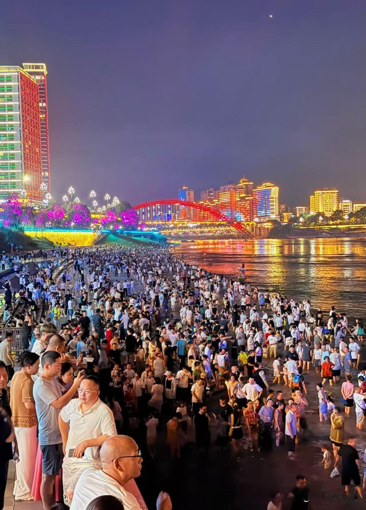 三江口是有好几万人吧
宜宾不愧是国际旅游城市[666]