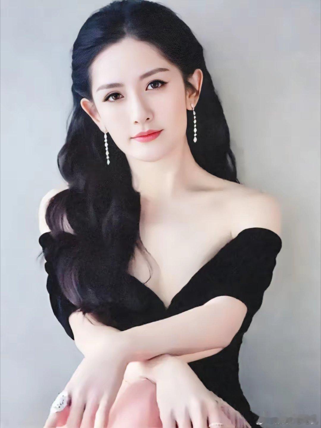 一觉睡起来估计全国人民都知道了44岁的谢娜，竟然入选鸿蒙星光盛典的主持人，真的让