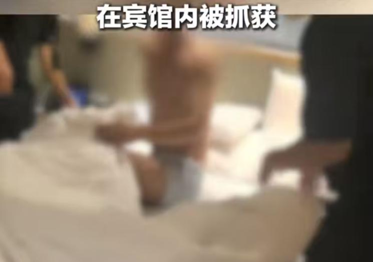 青岛一男子冒充军人骗财骗色，十多名女子上当，3套军装揭穿骗局

最近山东青岛发生