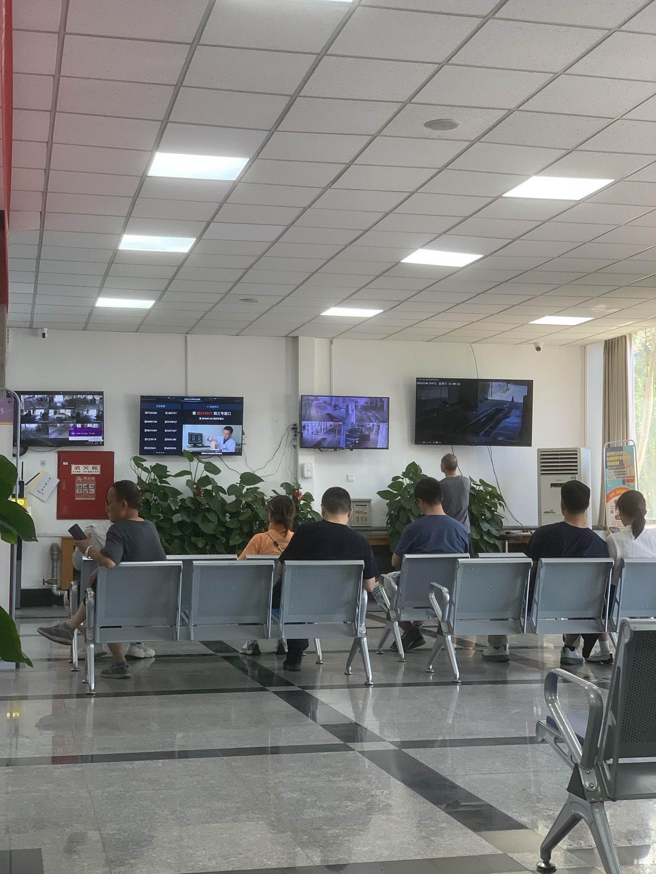 前几年验车场验车，没什么人，大厅里有茶水、咖啡，工作人员跑前跑后照顾。不到一个小