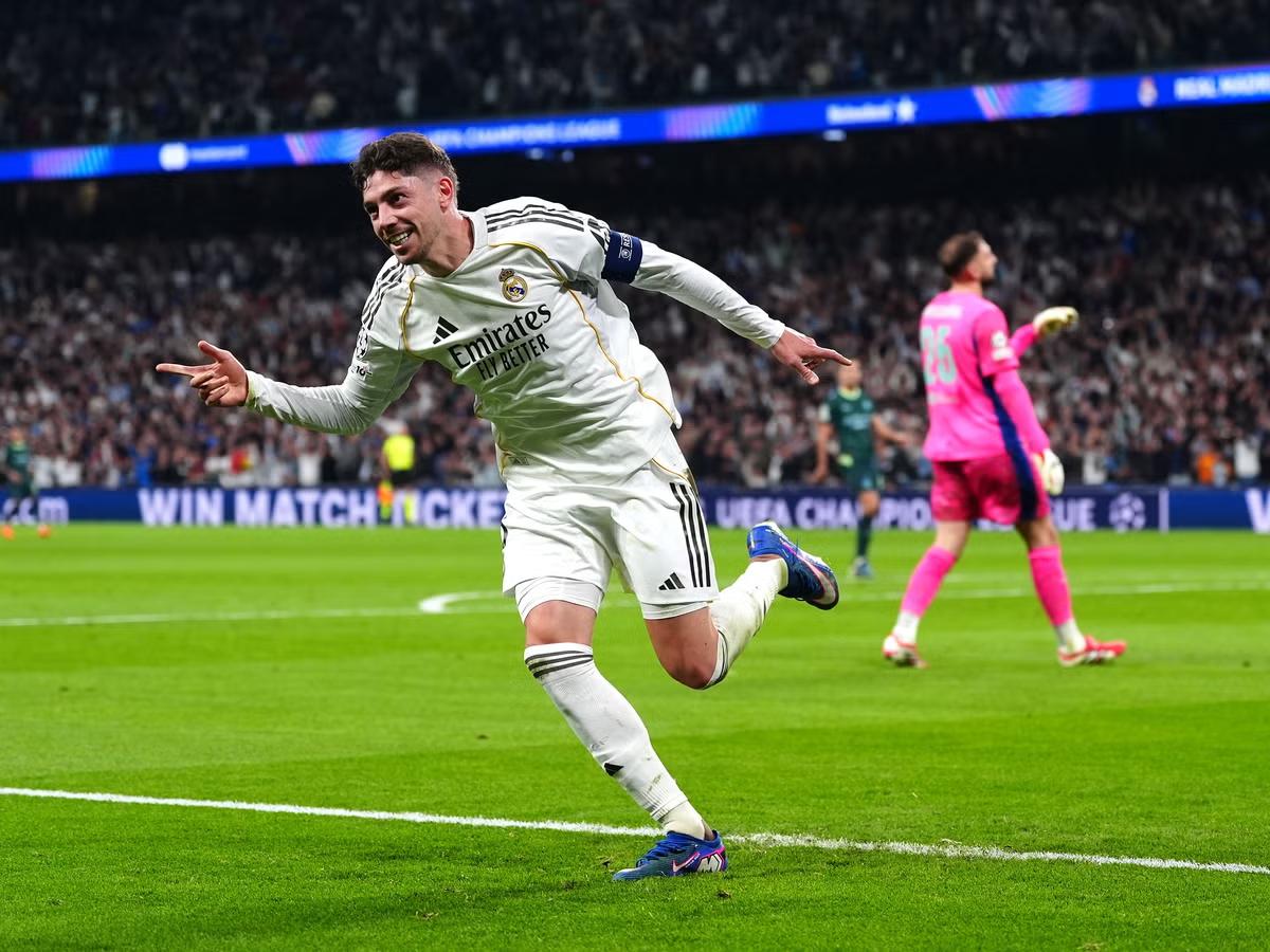 费德里科·巴尔韦德在22分钟内连进三球，上演帽子戏法，帮助皇家马德里在周三的欧冠