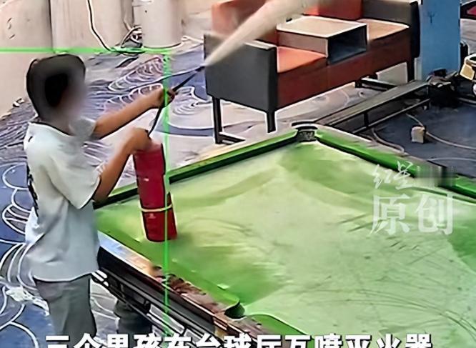“熊孩子又闯大祸了！”河南柘城，监控显示，三名男孩在深夜进入一家自助台球厅内玩闹