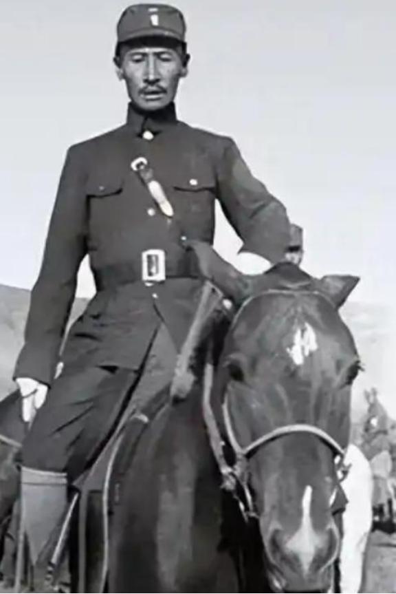 1932年，马占山宣布向日本投降，顿时国内上下骂声一片，然而在受降仪式上，马占山