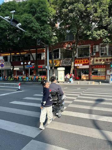 旅游热度很低却很夯的城市云南弥勒融合彩色建筑与温泉葡萄园，自然风光搭配休闲康养资