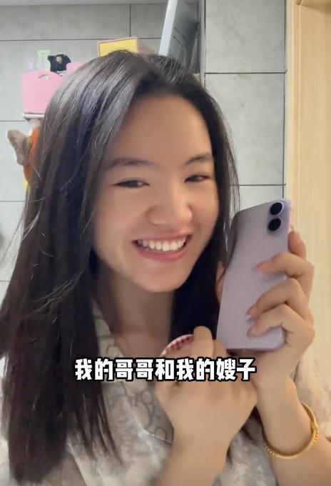 李勒优秀最新款的苹果手机，戴一身黄金，吃奢侈水果，逛高档超市，一句话证明她已经回