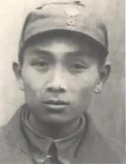 1940年，新四军团长张体学外出侦察时，被日伪军发现，眼看就要被敌人追上，一个老