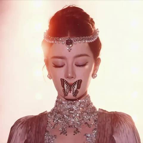 #VOGUE盛典举办地摆摊卖蝴蝶#

迪丽热巴VOGUE苏州红毯嘴衔蝴蝶，雨天胶水失效蝴蝶意外飞走，