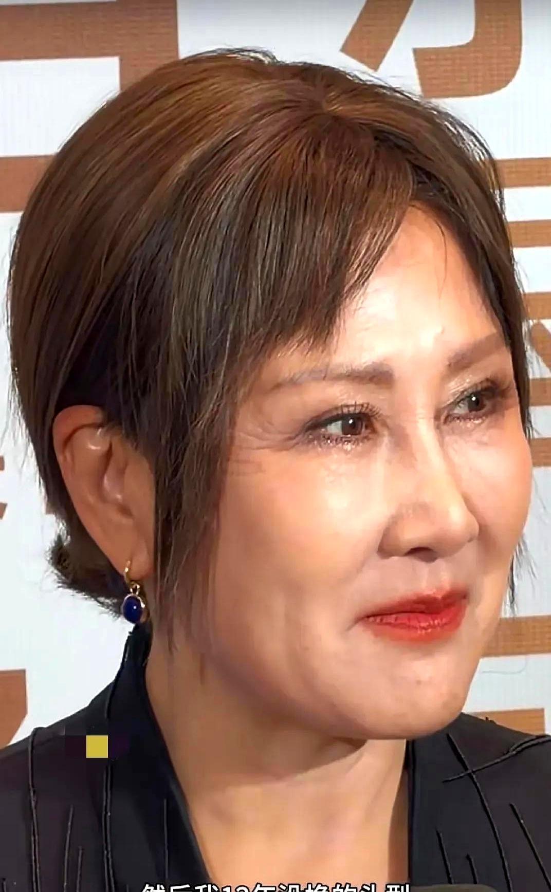 63岁穿黑丝、贴亮片、露大腿，张凯丽把皱纹当勋章。
 
红毯上，她没遮痘印，没拉