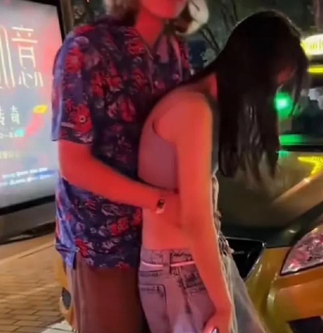 今天凌晨三四点的时候，我开车从三里屯路过，发现很多年轻人三四点钟还在各种酒吧门口