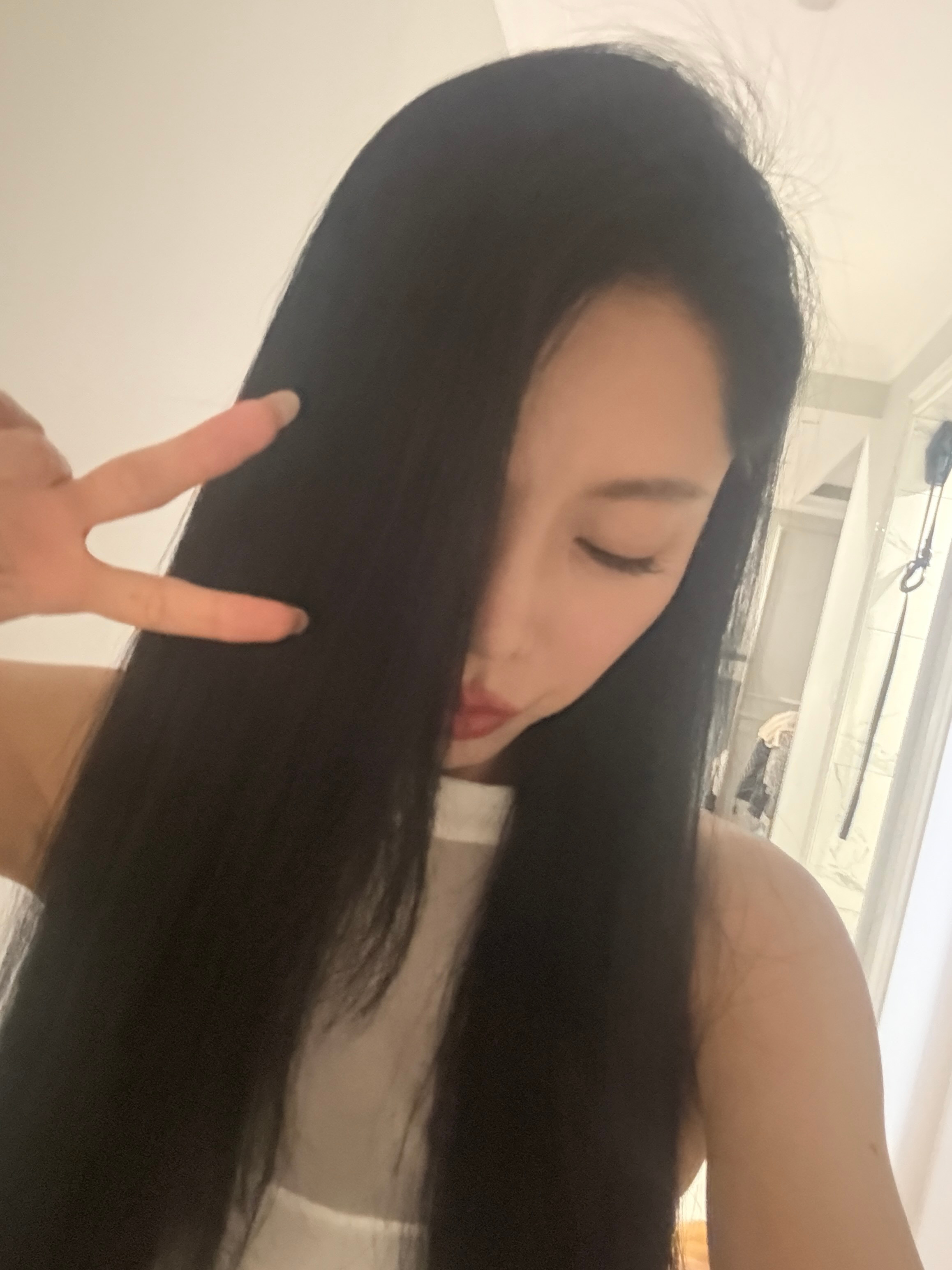 以前头发一过长头顶就会塌 为此纠结要不要剪短 还跟风去搞摩根烫烫高颅顶 瞎折腾一