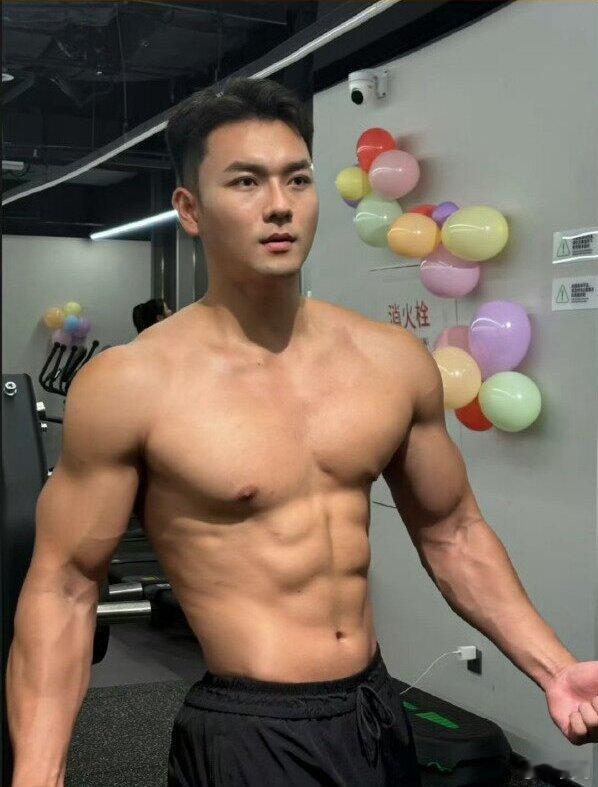 模特杨泽琪在泰缅边境失联  祈祷平安🙏 