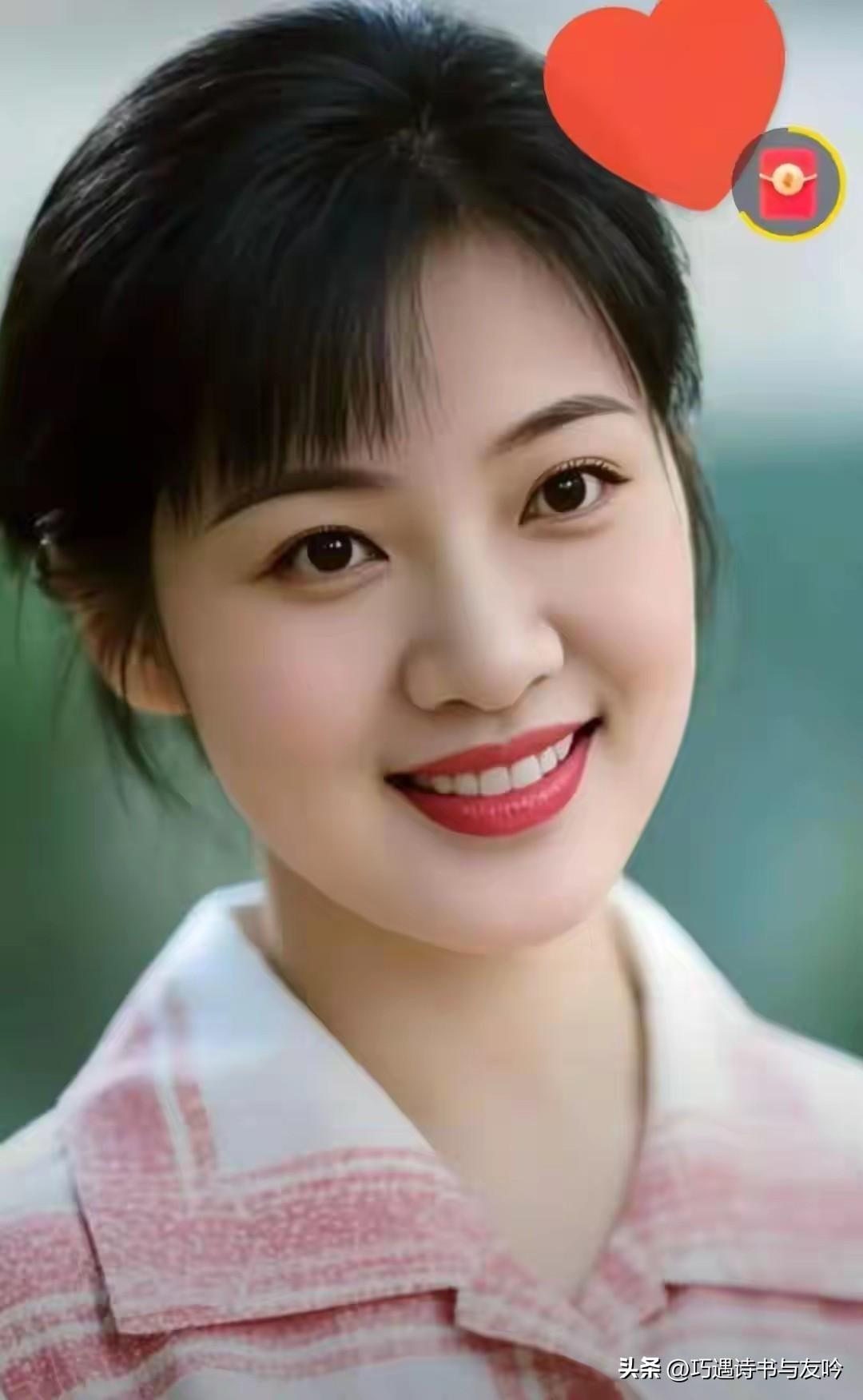 佳人赞
 
粉格衣衫衬玉容，
明眸含笑暖春风。
鹅蛋脸儿藏福韵，
贤淑温婉自不同