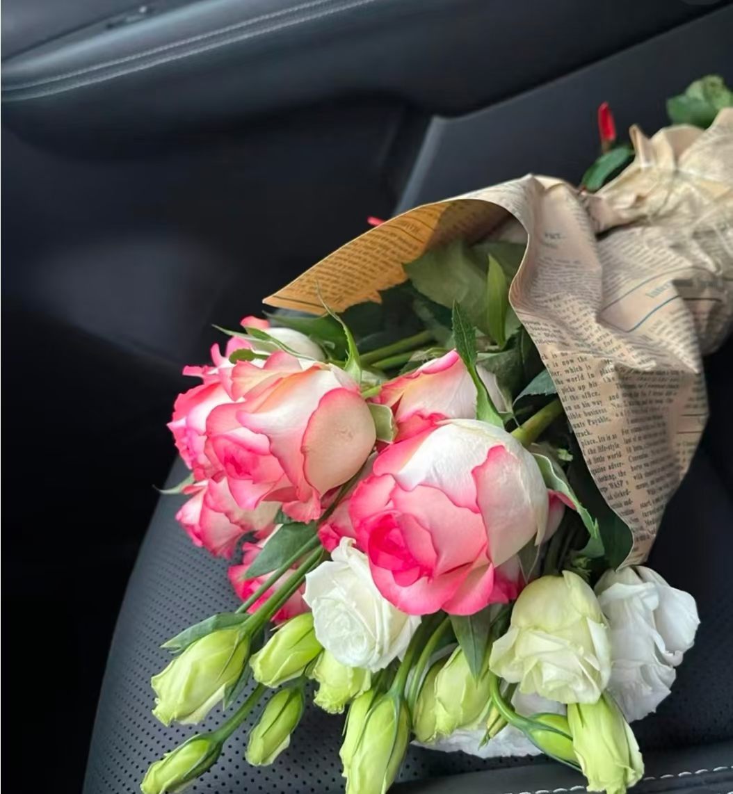 🌸午休溜出去买的花，粉白渐变的玫瑰超温柔～放车里香了一路，下午搬砖都有动力了