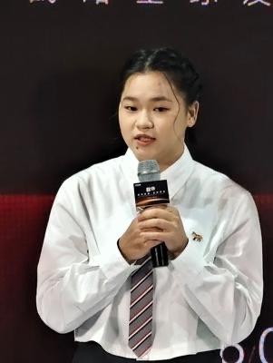 发现没？全红婵胖了，差点认不出。有人说，胖了的她凹这种造型感觉有点不太好看，你们