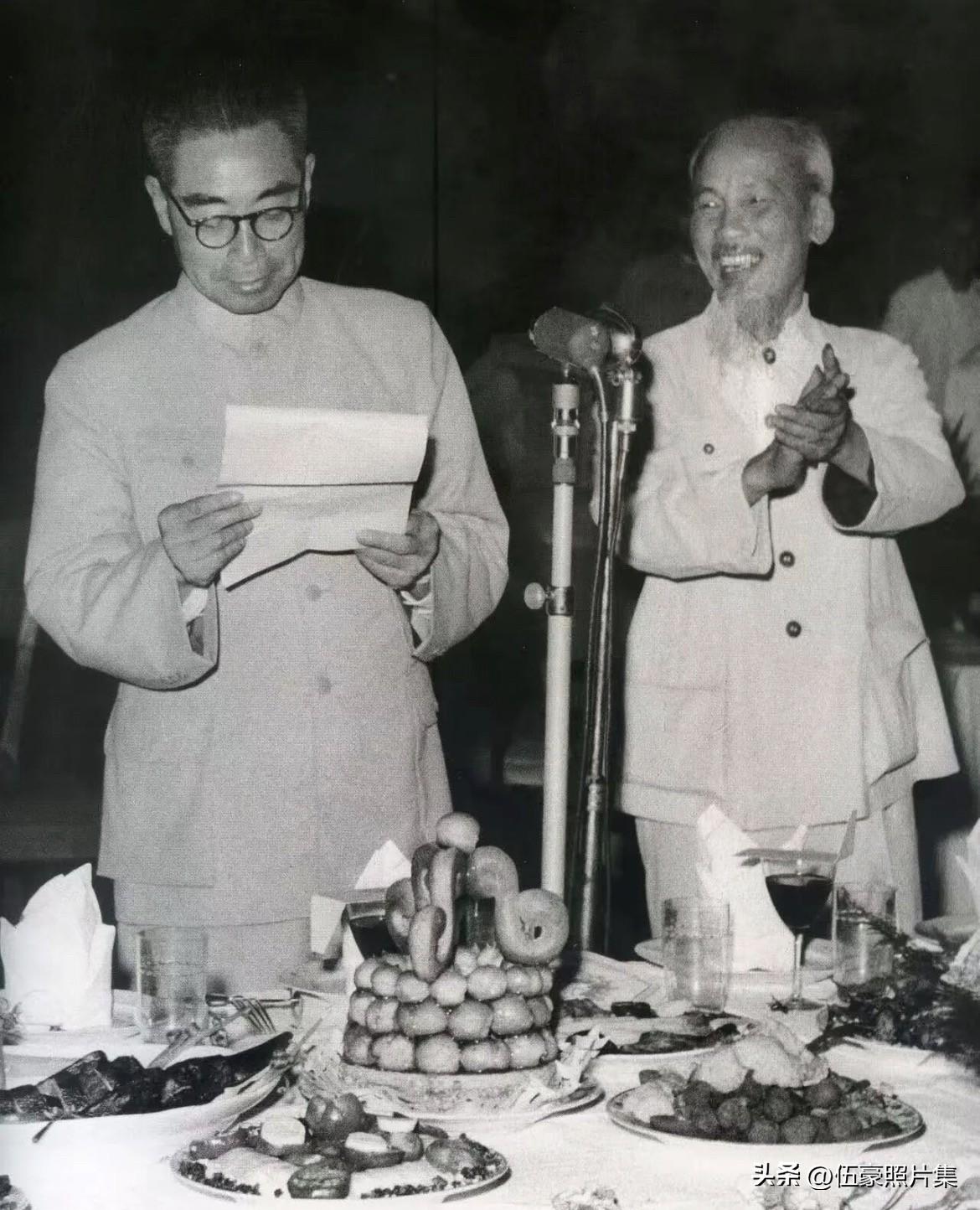 1960年5月10日，周恩来总理在访问越南期间，出席胡志明主席举行的欢迎宴会并致