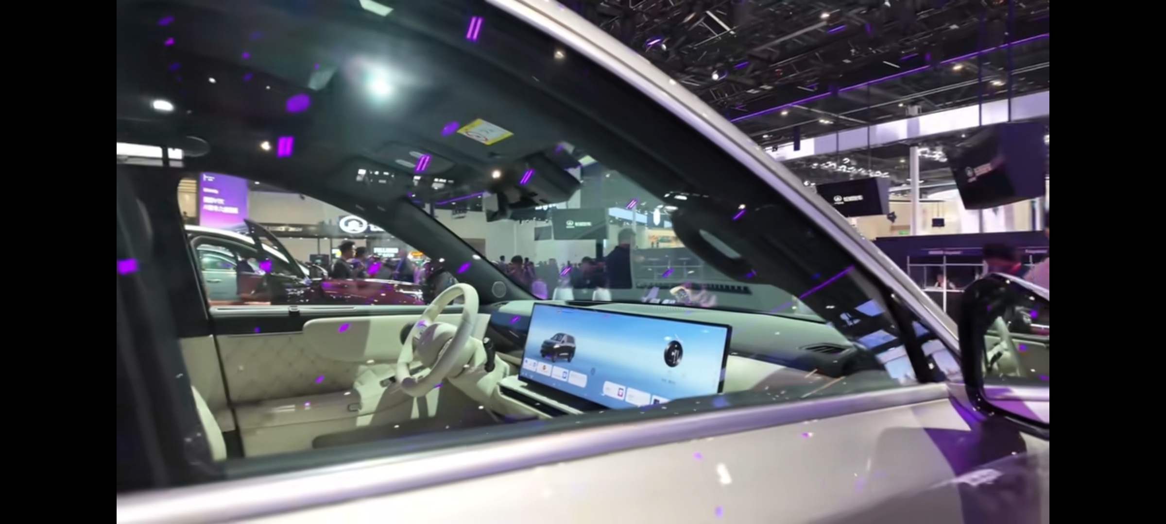 我丢，纯电V9X是一块大屏，中间🈚隔断的那种上回在技术中心，没上电，黑屏是完全