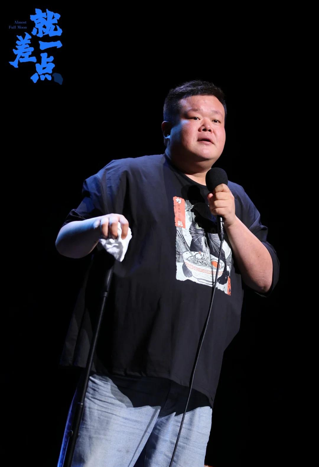 秋意初起，剧场正暖
九月的风比八月凉了一些，但剧场里的温度刚好。
	
灯光亮起，