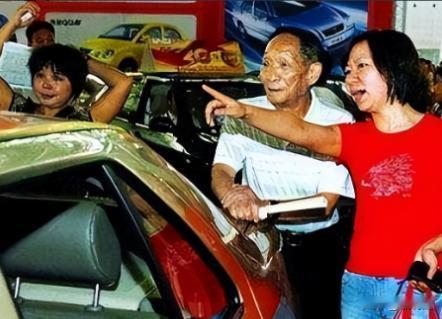 2008年，袁隆平参加车展时被一辆68.8万的敞篷车吸引，忍不住摸了一把。就这么