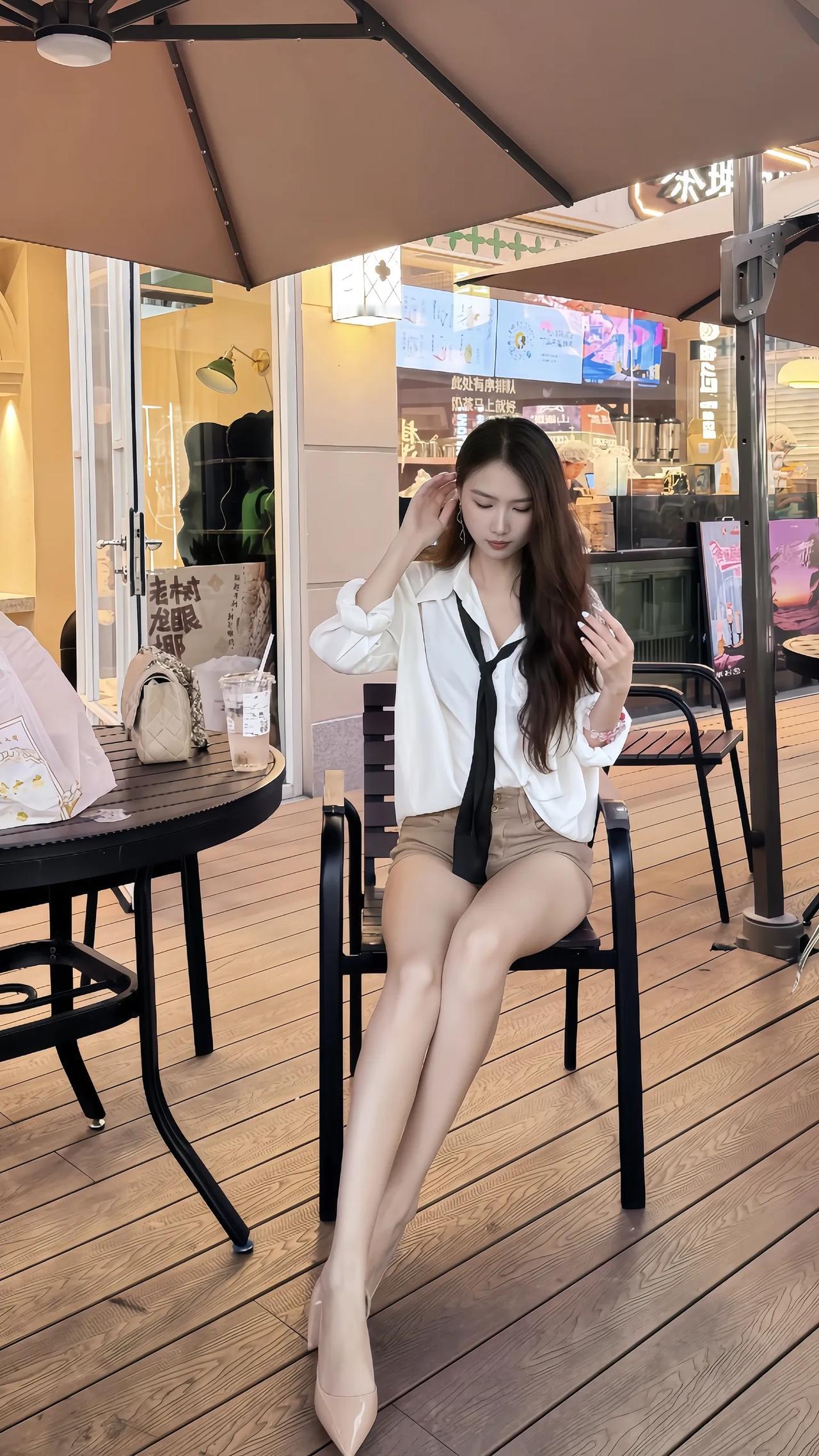 白衬衫+黑领带，搭配米色短裤，优雅又帅气！