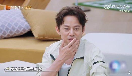被全世界遗忘你会怎么办 我们的宿舍 被遗忘假设里，何炅换身份重活有新意；王鹤棣睡