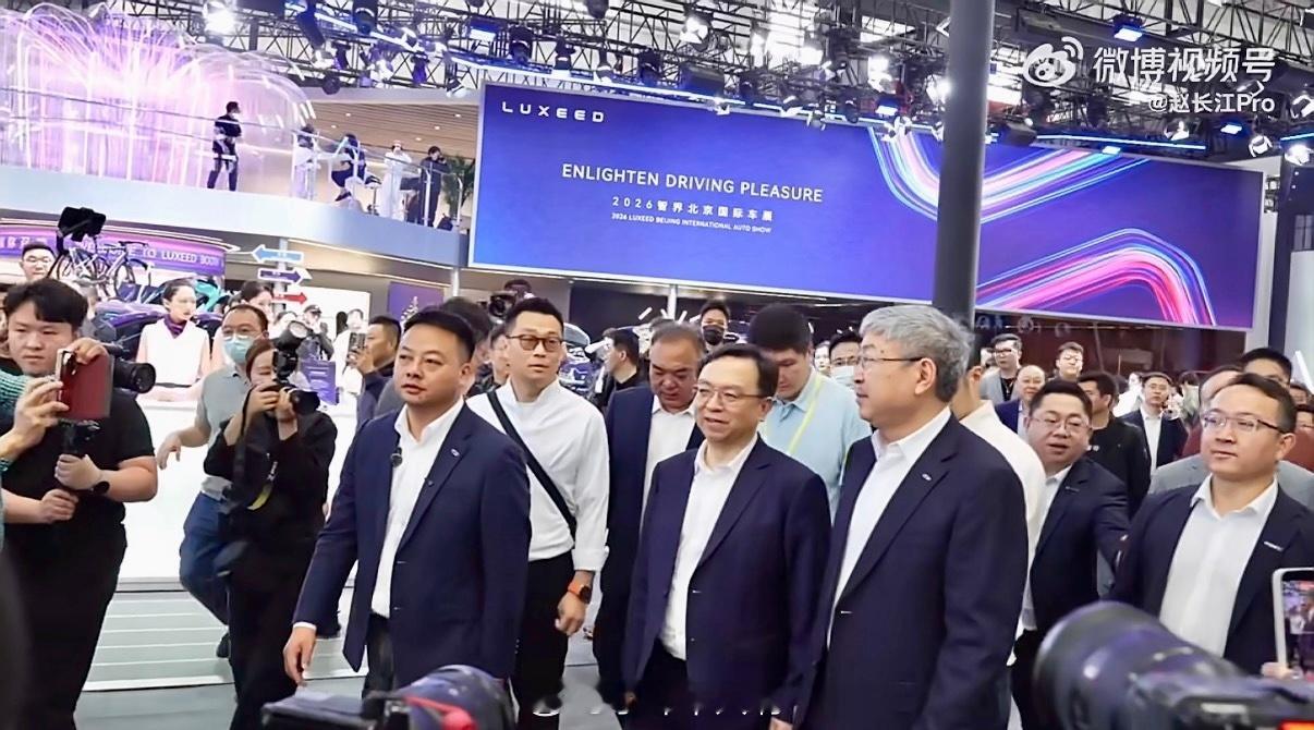 赵长江称错过接待王传福很遗憾王传福王总来咱们智界展台了，网友问赵长江怎么没在现场