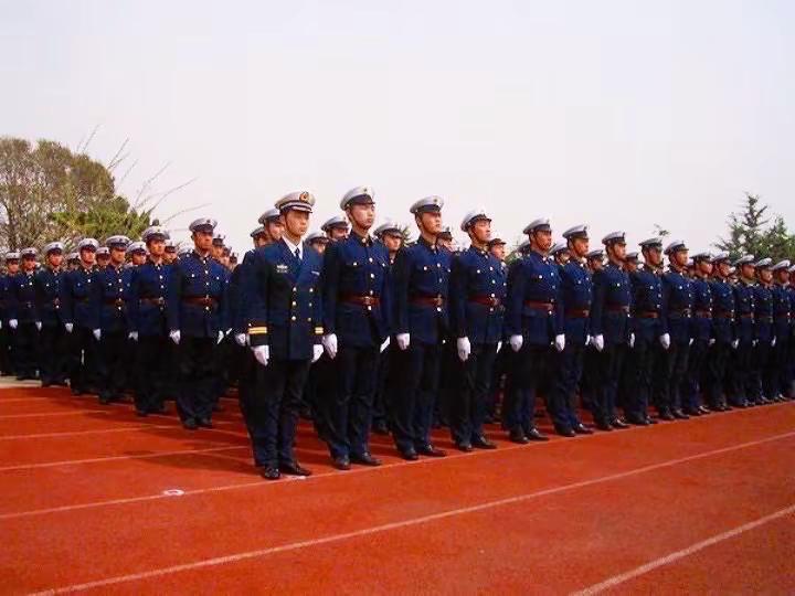 从戎入列，向海而生。队列里的每一次昂首，都是对祖国最深情的告白；戎装下的每一颗初