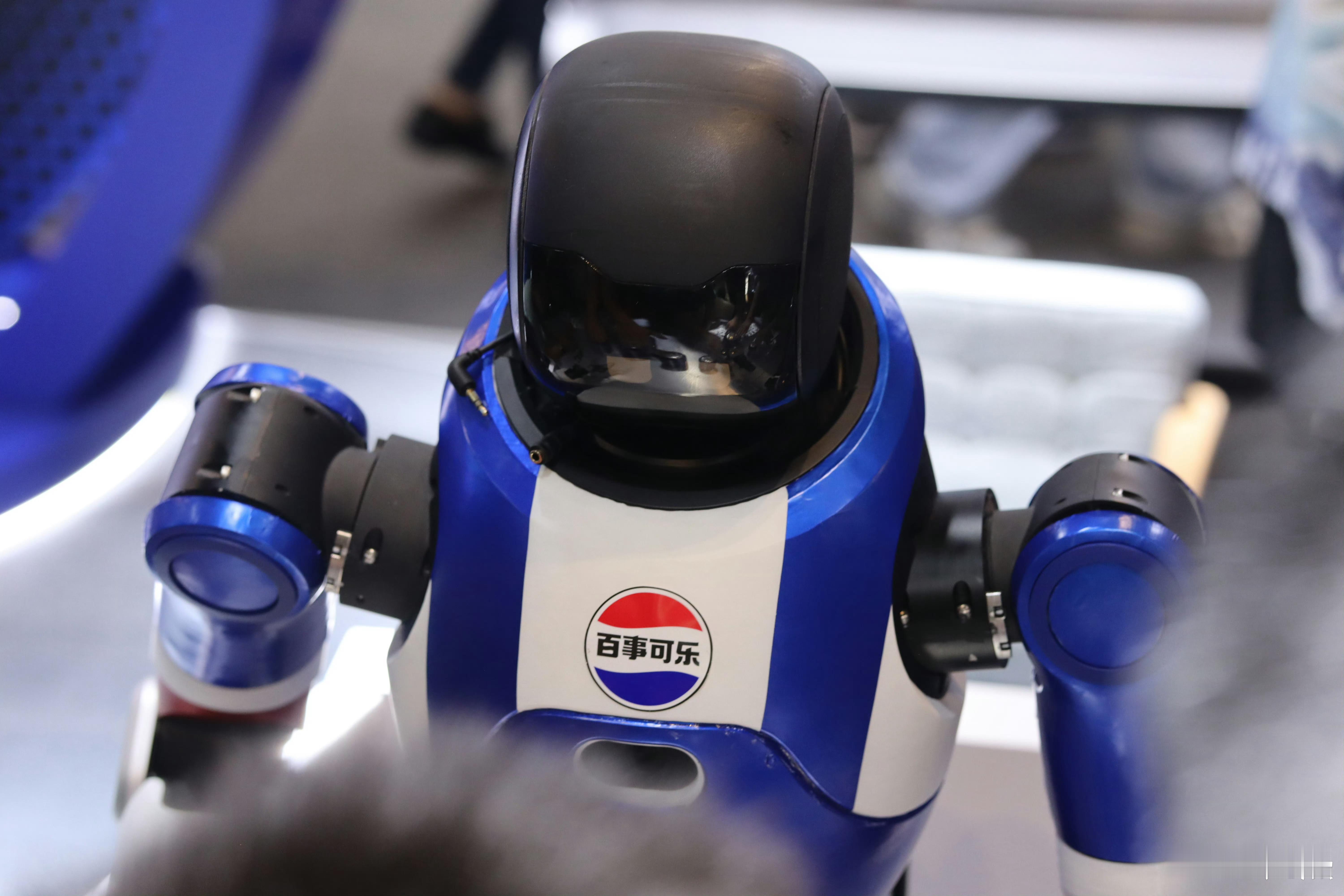 在2025世界人工智能大会上，百事的两款机器人百事蓝宝百事酷宝着实让我有些意外。