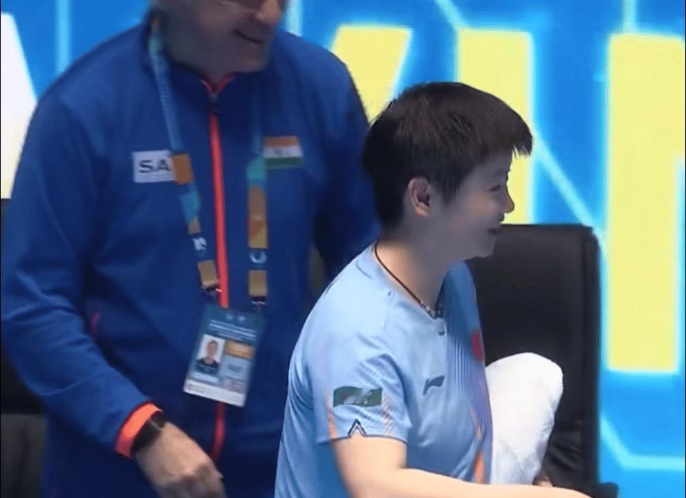 好乖啊 笑咪咪的 印度教练也好喜欢小孩