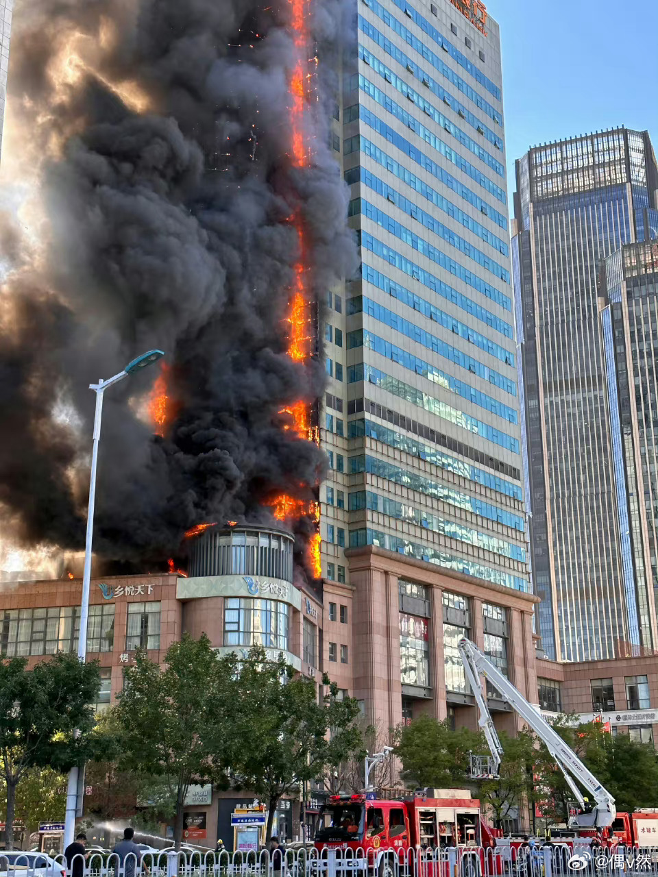 #天津着火#😱😱😱😱😱这大楼外墙是什么材料啊，怎么这么易燃的吗[汗][