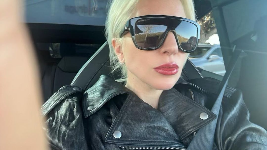 Lady Gaga 分享一张新车内自拍😎 ​​​