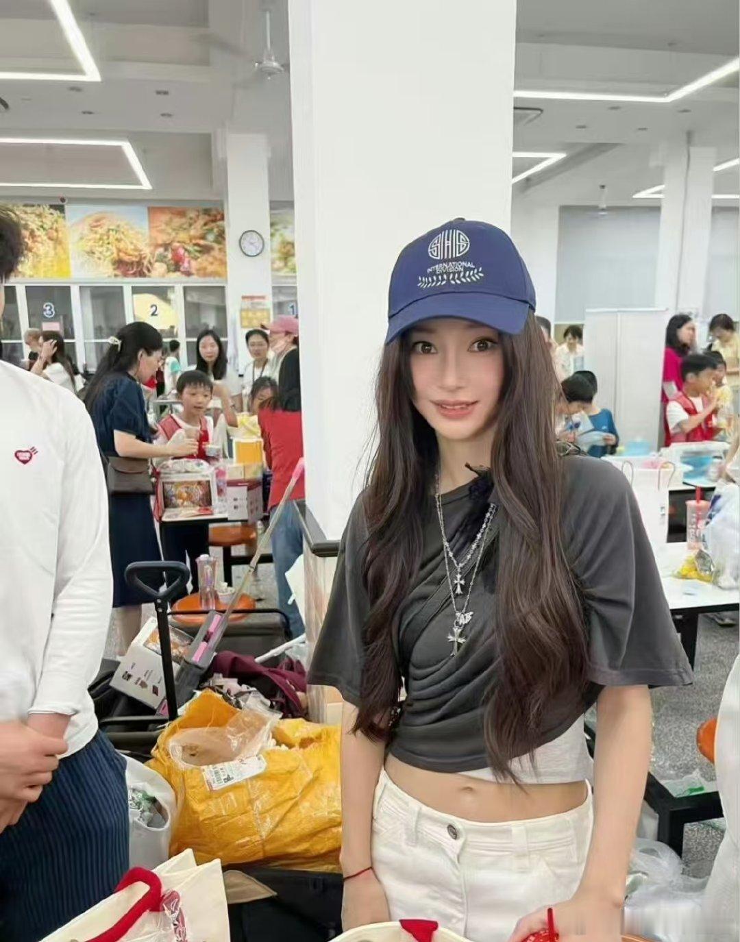 baby参加小海绵学校的公益活动baby陪小海绵参加校园义卖 baby陪小海绵参