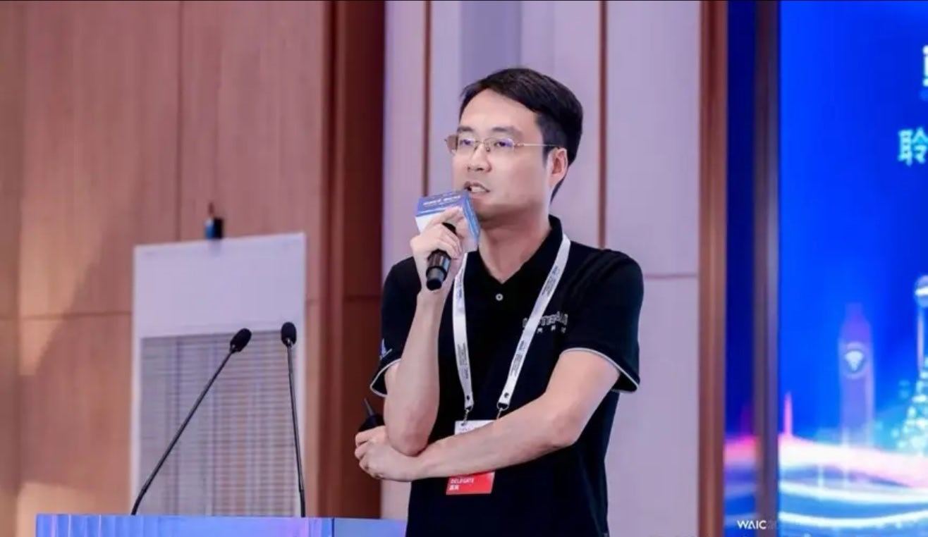 聆思科技市场副总裁谈AI推理芯片 在WAIC大会期间与半导体行业观察等交流的时候