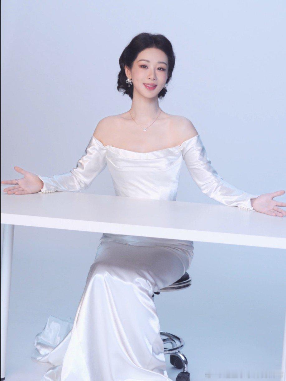 杨紫选零食主打一个真材实料 好零食骗不了嘴。这老卤鸭爪用十余味草本卤料低温慢卤，