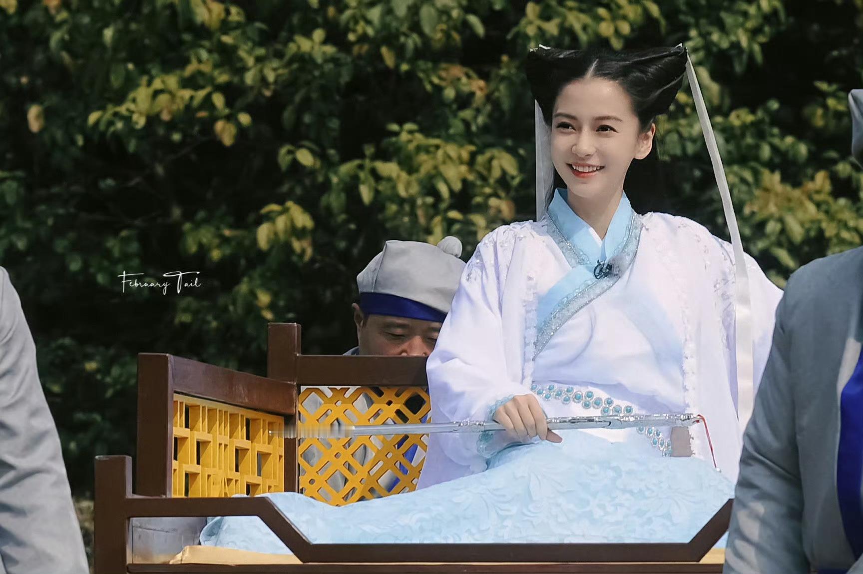 angelababy angelababy 这个世界乱糟糟的而你干干净净可以悬在
