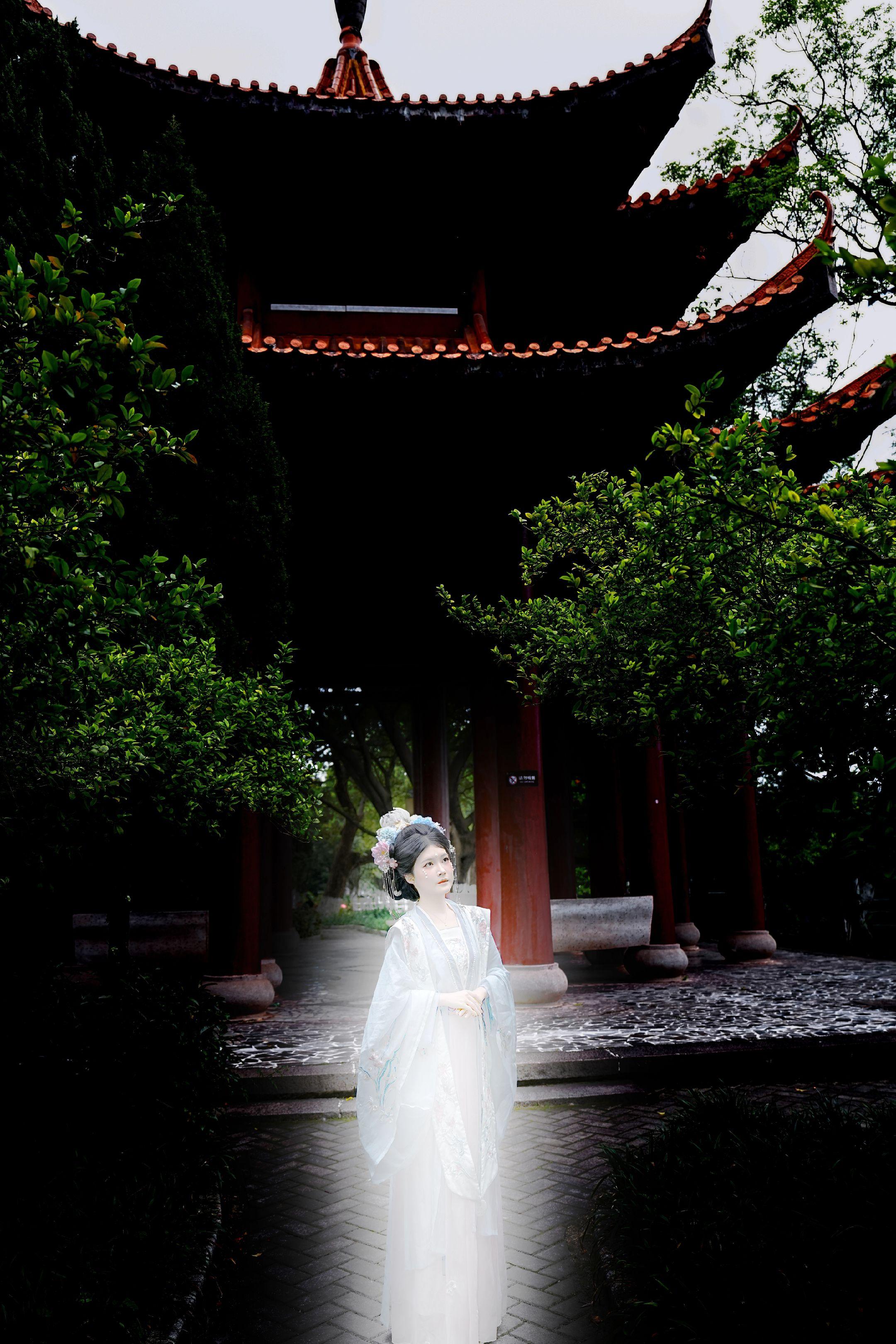 小姐姐说好超级喜欢我拍的暗色系的冷白皮，给她拍完后很感动，说下次叫我多带几个人