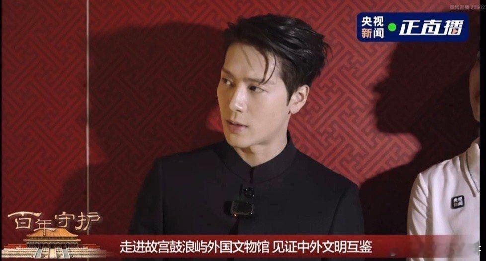 王嘉尔指着文物叫老师 王嘉尔探访文物馆太有梗！叫文物“老师”，还留意瑞士八音盒的