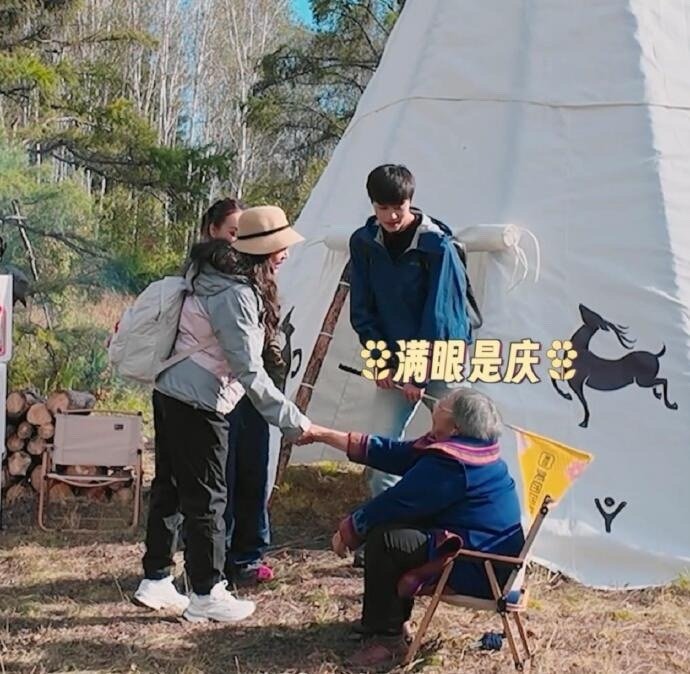 75岁刘晓庆喊同龄影迷姥姥，宁静惊出表情包 ​​​