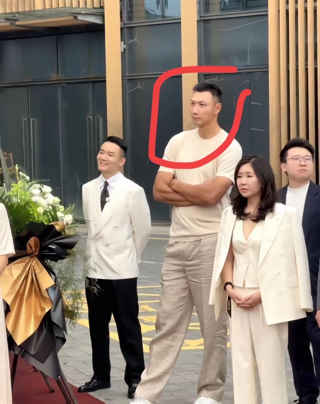 这是谁啊！身高这么高，至少2米以上